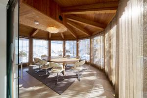 Posezení v ubytování Grischuna Mountain Lodge