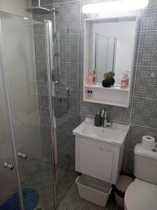 Phòng tắm tại שקיעה מול הים - דירה מקסימה במרינה לחוף הים התיכון +15 ảnh