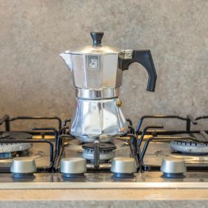 Kemudahan buat kopi dan teh di Fl6 Thelodge-2bed Terrace,garage By Homely