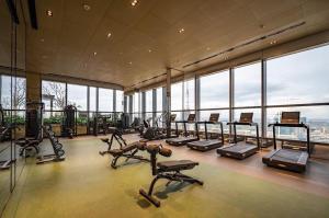 un gimnasio con un montón de equipos de ejercicio en un edificio en Luxury The MarQ-Free Infinity Pool, GYM & BBQ-D1, en Ho Chi Minh