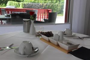 Příslušenství pro přípravu čaje a kávy v ubytování REGIOHOTEL Germania am Kurpark Bad Harzburg