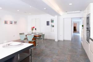 Televiisor ja/või meelelahutuskeskus majutusasutuses Unique & Spacious 2BR in Valletta Center by ArcoBnb