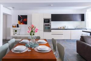 Köök või kööginurk majutusasutuses Unique & Spacious 2BR in Valletta Center by ArcoBnb