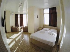 Postel nebo postele na pokoji v ubytování New Batumi Inn Hotel
