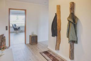 Habitación con elementos de madera en la pared en Landhaus Sonnenglück, en Tetenbüll 13 fotos más