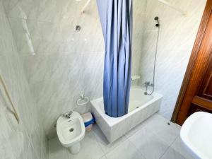 A bathroom at Apartamentos Revo Salinas 3000 Még 36 kép