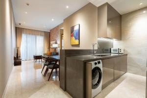 cocina con lavadora en Luxury The MarQ-Free Infinity Pool, GYM & BBQ-D1, en Ho Chi Minh