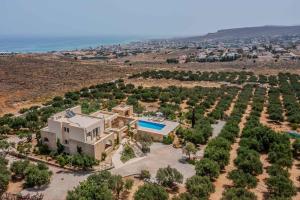 una vista aérea de una casa con piscina en helidoni luxury villa, en Kokkíni Khánion