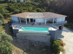 Bazén v ubytování Maison Solenzara vue mer nebo v jeho okolí