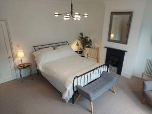 Postel nebo postele na pokoji v ubytování Large newly refurbished house close to harbour