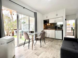 Η κουζίνα ή μικρή κουζίνα στο Studio with WiFi, pool and BBQ in Costa del Silencio