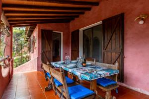 a table and chairs on a porch of a house at Holiday Home Le Sirene in Fort Village