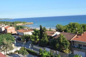 a view of a town with the ocean in the background at Hotel Sant Jordi in Tarragona
