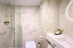 Um banheiro em Cavo Maris Beach Hotel