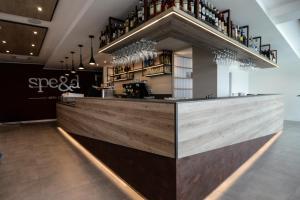 eine Bar in einem Restaurant mit Weinflaschen in der Unterkunft Spe&d in Rivis