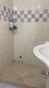 Et badeværelse på אמאס דירות