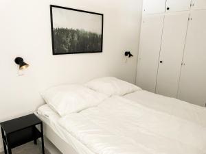 Harzträume Panorama Lodge, im Harz, mit Schwimmbad und Sauna في برونلاغ: سرير في غرفة مع صورة على الحائط +34 صورة