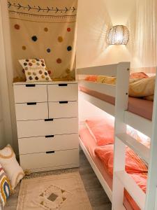 Harzträume Panorama Lodge, im Harz, mit Schwimmbad und Sauna في برونلاغ: غرفة نوم للأطفال مع سرير بطابقين والدرج