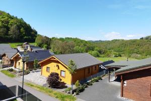 an overhead view of a row of houses at Apprimus Ferienwohnungen - Waldsee Rieden Panoramaterrasse 2 OG in Rieden