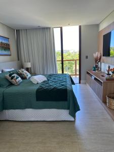 una camera da letto con un letto grande e un balcone di Casa Malibu_Praia do Forte a Mata de Sao Joao Altre 103 foto