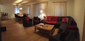 salon z kanapą i stołem w obiekcie Chalet Noriker w mieście Niedernsill