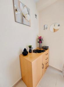 ein Zimmer mit einem Holzschrank mit Blumen an der Wand in der Unterkunft Apartamento Flamingo en Laguna Beach in Vera