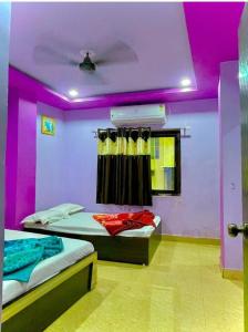 Postel nebo postele na pokoji v ubytování Kesar Guest House Usri Gate Ajmer