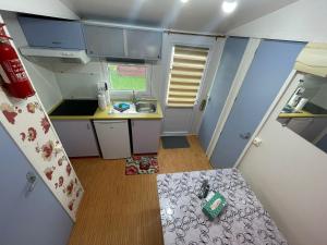 an overhead view of a small kitchen in a caravan at Casă mobilă 1 in Constanţa