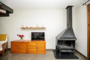 Televízia a/alebo spoločenská miestnosť v ubytovaní Apartamentos Cal Rum