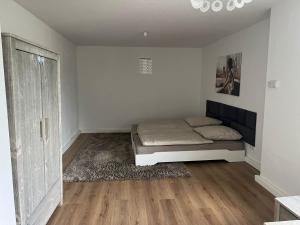 a bedroom with a bed in a white room at Schöne und sehr zentrale Wohnung im Herzen von Gelsenkirchen in Gelsenkirchen