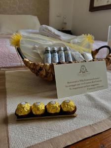 un cesto con proiettili e un vassoio di muffin su un letto di Villa Francesca Luxury a Grottammare Altre 67 foto