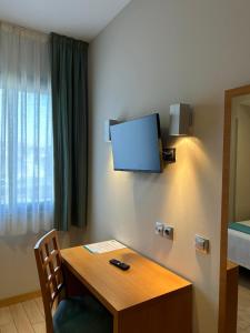 Televisyen dan/atau pusat hiburan di Hostal Aralar
