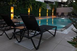 Bazén v ubytování Doqu Suites Hotel nebo v jeho okolí