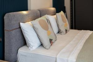 Postel nebo postele na pokoji v ubytování Doqu Suites Hotel