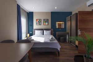 Postel nebo postele na pokoji v ubytování Doqu Suites Hotel