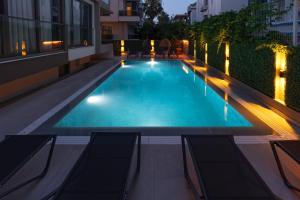 Bazén v ubytování Doqu Suites Hotel nebo v jeho okolí