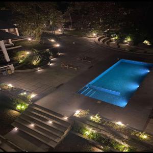 Der Swimmingpool an oder in der Nähe von Elixir Woods Luxury Resort And Spa, Munnar