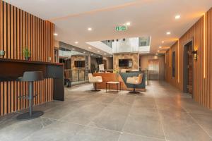 Posezení v ubytování Doqu Suites Hotel