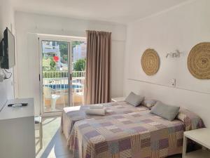 Postel nebo postele na pokoji v ubytování Hotel LLITERAS