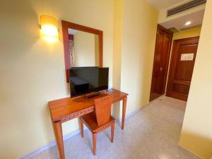 Televízia a/alebo spoločenská miestnosť v ubytovaní Hotel Acquamaris 3000