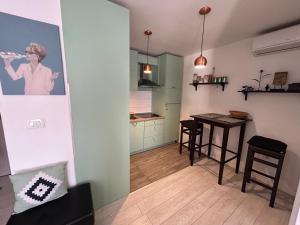 een keuken en eetkamer met een tafel en stoelen bij Apartment Timka in Mostar +3 foto's