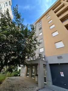 een gebouw met een blauwe garagedeur ervoor bij Apartment Timka in Mostar