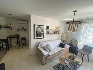 een woonkamer met een bank en een tafel bij Apartment Timka in Mostar