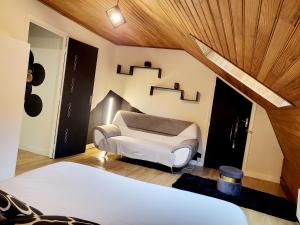 Postel nebo postele na pokoji v ubytování appartement le cocon doré