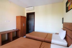 Postel nebo postele na pokoji v ubytování Kondra Premiere Guest House Kuta