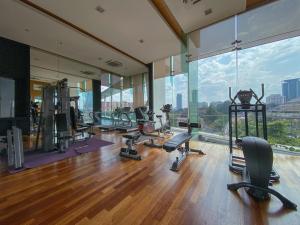 Фитнес-центр и/или тренажеры в Cozy Home at KL City Center