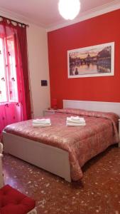 ローマにあるHappy Apartment Holidaysの赤い壁のベッドルーム1室(大型ベッド1台付)