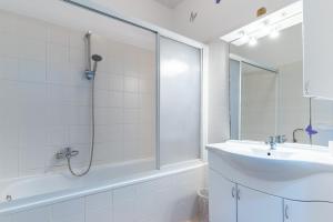 Koupelna v ubytování Apartman Laura + 15 fotografií
