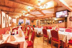 Reštaurácia alebo iné gastronomické zariadenie v ubytovaní Hotel Dolomiti Schloss