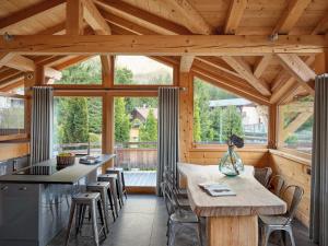 Una cocina con mesa y sillas en una cabaña. en Les Rives d'Argentière, en Chamonix-Mont-Blanc